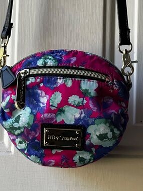 ✨Betsey Johnson Nylon Floral Mini Crossbody Bag 6"x6"x2"Patent Strap. Like New.✨